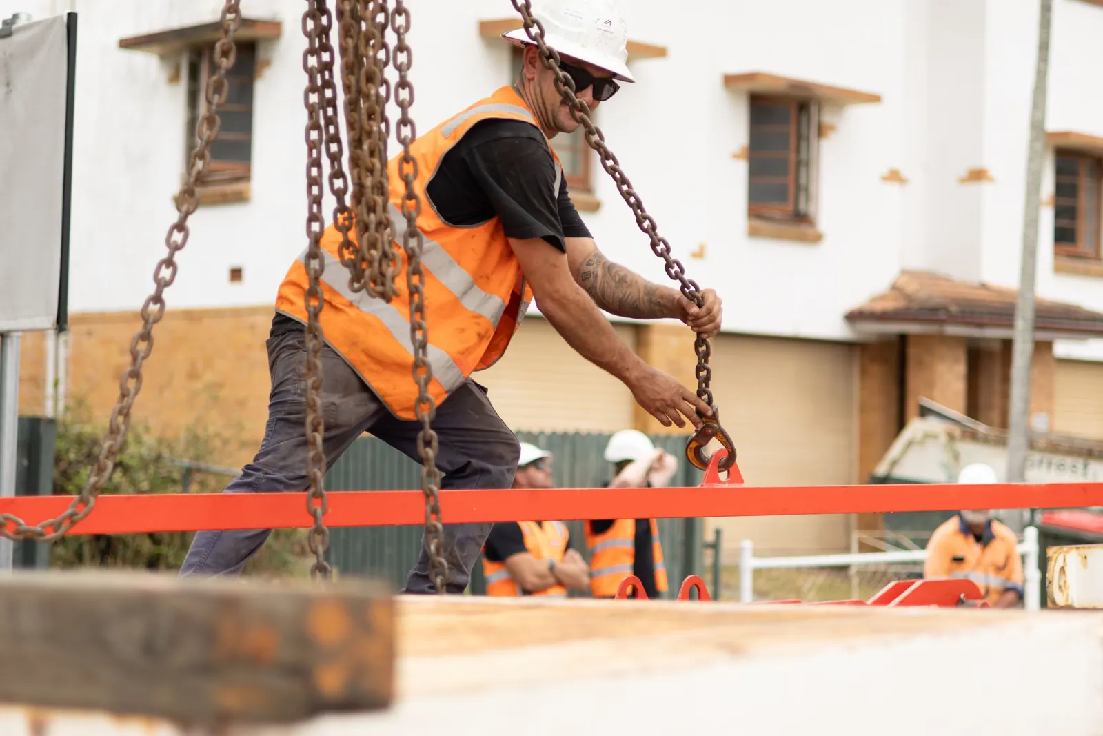 Rigger setting lifting chains